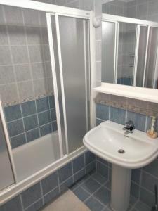 un baño con ducha y lavabo en Apartamento Laguna, en Ribadeo