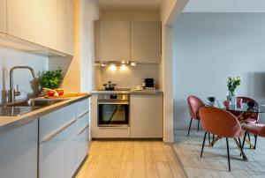 Kuchnia lub aneks kuchenny w obiekcie apartamenty-wroc Atal Towers