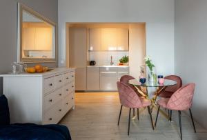 Kuchnia lub aneks kuchenny w obiekcie apartamenty-wroc Atal Towers