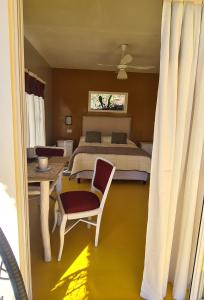 um quarto com uma cama, uma mesa e cadeiras em Las Watanas em Reyes