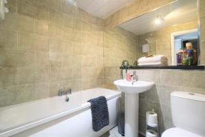 2 Bedroom Apartment at SECC Hydro FREE PARKING في غلاسكو: حمام مع حوض ومغسلة ومرحاض