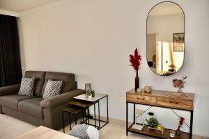 a living room with a couch and a mirror at Golfer Paradise next to La Quinta Golf Club RDR319 in Benahavís