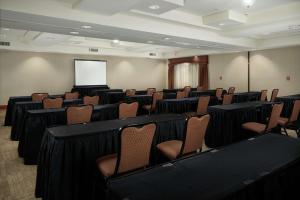 uma sala de conferências com cadeiras e um ecrã branco em Hampton Inn & Suites Phoenix-Surprise em Surprise