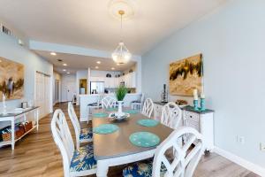 - une salle à manger et une cuisine avec une table et des chaises dans l'établissement Harborview Grande 304, à Clearwater Beach