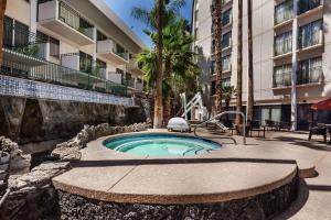 Un bain à remous est installé au milieu d'un bâtiment. dans l'établissement Hilton Garden Inn Phoenix Midtown, à Phoenix