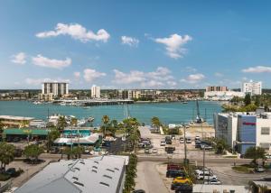 een uitzicht op een stad met een haven en een waterlichaam bij Hilton Clearwater Beach Resort & Spa in Clearwater Beach