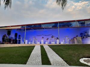 un bâtiment avec une fresque sur son côté dans l'établissement Casa del lago, à Tequesquitengo