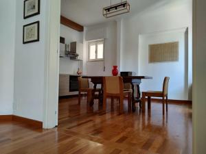 een keuken en eetkamer met een tafel en stoelen bij Nel mezzo del cammin in Brindisi
