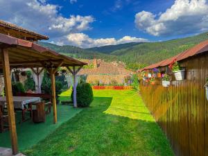 Nespecifikovaný výhled na hory nebo výhled na hory při pohledu z prázdninového domu