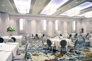 un salón de banquetes con mesas y sillas blancas en DoubleTree By Hilton Baltimore North Pikesville, en Pikesville