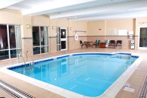 una gran piscina en un hotel en Hilton Garden Inn Chesapeake/Suffolk, en Suffolk
