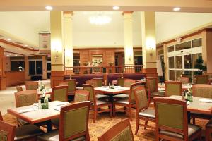 um restaurante com mesas e cadeiras num quarto em Hilton Garden Inn Chesapeake/Suffolk em Suffolk