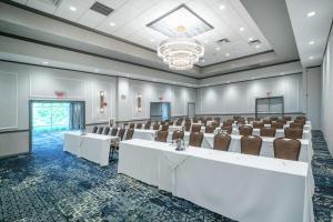 una sala de conferencias con mesas, sillas y una lámpara de araña en Hilton Garden Inn Pittsburgh/Southpointe en Canonsburg
