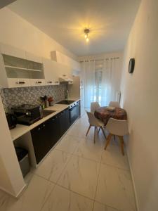una cucina e una sala da pranzo con tavolo e sedie di Cozy apartment with two bedrooms with a sea view a Perea
