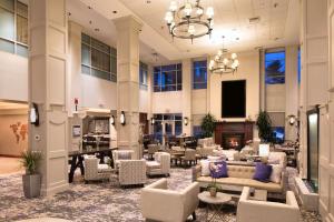 um lobby de um hotel com sofás e cadeiras em Embassy Suites by Hilton Portland Maine em Portland