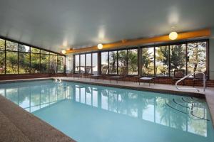 una gran piscina en un edificio con ventanas en Embassy Suites by Hilton Portland Maine en Portland
