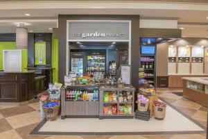Hilton Garden Inn Pensacola Airport/Medical Center في بينساكولا: سوبر ماركت مع كونتر مع الطعام والمشروبات