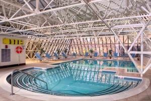 - une grande piscine dans un grand bâtiment dans l'établissement DoubleTree by Hilton Portland, ME, à South Portland