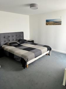 Tempat tidur dalam kamar di Les Locations du Bassin Appartements Alexandre