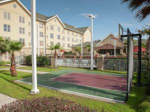 una cancha de baloncesto frente a un edificio en Homewood Suites by Hilton Pensacola Airport-Cordova Mall Area en Pensacola