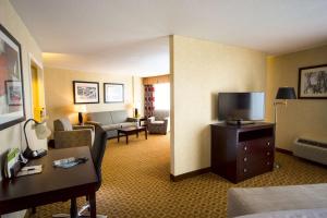 une chambre d'hôtel avec une télévision et un salon dans l'établissement DoubleTree by Hilton Portland, ME, à South Portland