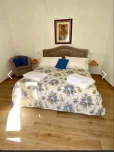 una camera con un letto con una coperta blu e bianca di Oasi Felice a Vietri