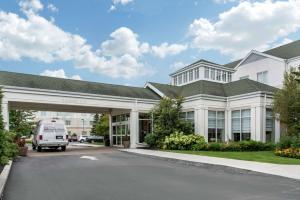 ein Gebäude mit einem Van davor in der Unterkunft Hilton Garden Inn Portland Airport in Portland