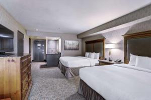 una camera d'albergo con due letti e una televisione di DoubleTree by Hilton Breckenridge a Breckenridge