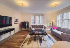 uma sala de estar com um sofá e uma mesa em Covent Garden Haven - 2 Bedrooms. 2 Bathrooms em Londres