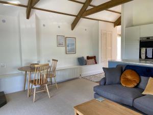 uma sala de estar com um sofá e uma mesa em Swallows Drift em Newquay