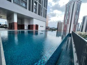 une grande piscine au milieu d'une ville dans l'établissement Chambers Couple studio 424, à Kuala Lumpur