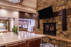 a living room with a fireplace and a tv at Hilton Garden Inn Bend in Bend