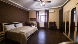Postel nebo postele na pokoji v ubytování VILLA SABA WITH TWO BEDROOMS- სასტუმრო საბა