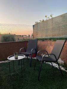 ein paar Stühle und ein Tisch auf der Terrasse in der Unterkunft La dolce Frascati Home in Frascati