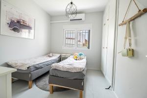 ein Zimmer mit zwei Betten und einem Tisch in der Unterkunft Villa Fresa in Fuengirola + 27 Fotos