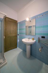 y baño con lavabo y ducha. en Castelvecchio, en Sarnano