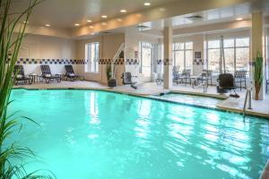 uma grande piscina com água azul no átrio do hotel em Hilton Garden Inn Richmond Innsbrook em Short Pump