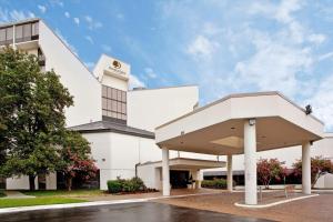 a large white building with a large roof at DoubleTree by Hilton Richmond - Midlothian in Midlothian