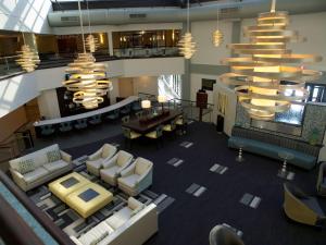 una vista panoramica su una hall dell'hotel con sedie e tavoli di DoubleTree by Hilton Richmond - Midlothian a Midlothian