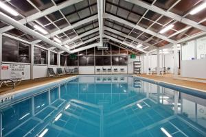 una piscina con acqua blu in un edificio di DoubleTree by Hilton Richmond - Midlothian a Midlothian