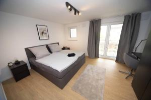 um quarto com uma cama e uma televisão em Central Apartment / BBQ Terrace / Big NetflixTV em Bayreuth