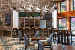 een restaurant met tafels en stoelen en een bar bij DoubleTree by Hilton Sonoma Wine Country in Rohnert Park
