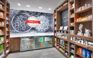 酒店内部或周边的超市或其他商店