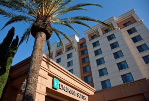 una palmera frente a un hotel en Embassy Suites by Hilton Sacramento Riverfront Promenade en Sacramento