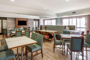 ein Esszimmer mit Tischen und Stühlen in der Unterkunft Hampton Inn Carlsbad North San Diego County in Carlsbad