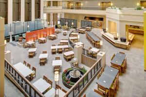 圣迭戈湾市中心使馆套房希尔顿酒店餐厅或其他用餐的地方