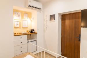 Zimmer mit einer Treppe und einer Holztür in der Unterkunft Bardis Hidden Gem in Volos