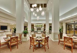 un vestíbulo de un hotel con mesas y sillas en Hilton Garden Inn San Diego Del Mar en San Diego