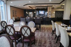 a dining room with tables and chairs and a restaurant at Hilton Garden Inn New Braunfels in New Braunfels
