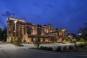 um hotel com um parque de estacionamento em frente em Embassy Suites Savannah Airport em Savannah